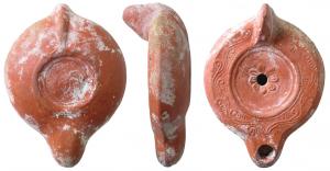 LMP-41645 - Lampe à bec sans délimitation
terre cuite
TPQ : 250 - TAQ : 350
Lampe moulée, anse verticale pleine. Réservoir circulaire de profil biconvexe. Rinceaux sur le bandeau. Disque en cuvette peu profonde, décoré d'une fleur à huit pétales. Petit bec arrondi sans délimitation. Base plate en relief, limitée par un bourrelet et un sillon, avec un cœur gravé. Engobe rouge orangé.