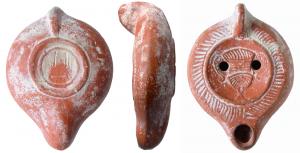 LMP-41646 - Lampe à bec sans délimitation
terre cuite
TPQ : 250 - TAQ : 350
Lampe moulée, anse verticale pleine. Réservoir circulaire de profil biconvexe. Série de traits rayonnants sur le bandeau. Disque en cuvette décoré d'un canthare à deux anses. Petit bec arrondi sans délimitation. Base plate en relief, limitée par un anneau et un fin bourrelet : deux traits verticaux et un horizontal, pointés aux extrémités. Engobe rouge orangé.