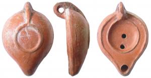 LMP-41647 - Lampe africaine, bec sans délimitation
terre cuite
TPQ : 250 - TAQ : 380
Lampe moulée, anse verticale percée. réservoir piriforme de profil biconvexe assymétrique. Bandeau plat limité par un bourrelet qui entoure aussi le bec pointu. Disque en simple cuvette entourée par un bourrelet. Base plate limitée par un bourrelet qui forme une patère avec l'anse. Engobe rouge orangé.