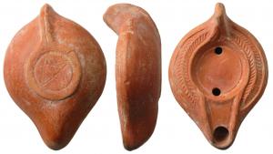 LMP-41648 - Lampe Hayes I
terre cuite
TPQ : 250 - TAQ : 380
Lampe moulée, anse verticale pleine à un sillon. Réservoir ovoïde de profil biconvexe. Deux palmes descendantes sur le bandeau. Disque  entouré par un bourrelet et souligné par un sillon. Bec séparé du disque bordé par un bourrelet. Base plate limitée par un anneau en relief. porte un étoile à cinq branches gravée. Engobe rouge orangé.