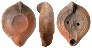 LMP-41655 - Lampe africaine à canal ouvert : personnage
terre cuite
TPQ : 250 - TAQ : 380
Lampe moulée, anse verticale pleine. Réservoir circulaire de profil biconvexe. Trois sillons concentriques sur le bandeau. Grand disque et petit bec entourés par un bourrelet. Personnage indéterminé, debout devant un arbre sur le disque. Base plate limitée par un bourrelet, contenant une série de sillons concentriques. Engobe rouge brique à brun sombre.