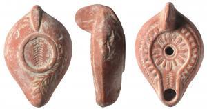 LMP-41657 - Lampe Hayes I : Fleur
terre cuite
TPQ : 250 - TAQ : 350
Lampe moulée, anse verticale pleine. Réservoir piriforme de profil biconvexe. Palme complexe sur le bandeau. Grand disque et petit bec entourés par un bourrelet. Fleur à 16 pétales rayonnants sur le disque, palme sur le bec. Base plate limitée par un bourrelet, porte une palme. Branche d'olivier le long du réservoir à droite. Engobe rouge orangé.