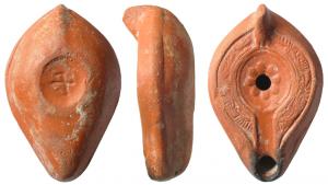 LMP-41659 - Lampe Hayes II : Rosette
terre cuite
TPQ : 250 - TAQ : 350
Lampe moulée, anse verticale pleine. Réservoir ovoïde de profil biconvexe. Eléments végétaux stylisés sur le bandeau. Disque et  bec entourés par un bourrelet. Huit pétales rayonnants et sillon de pourtour sur le disque. Base concave  limitée par un bourrelet formant patère avec l'anse, avec un chrisme en creux. Engobe rouge orangé.