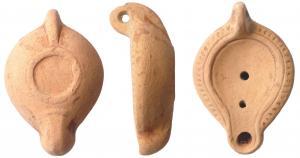 LMP-41660 - Lampe africaine à canal
terre cuite
TPQ : 320 - TAQ : 420
Lampe moulée, anse verticale percée. Réservoir piriforme de profil biconvexe. Série de points en creux sur le bandeau. Grand disque et petit bec entourés par un bourrelet souligné par deux sillons. Base plate limitée par un bourrelet.  Restes d'engobe marron rouge.