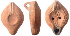 LMP-41664 - Lampe Hayes I : Lion
terre cuite
TPQ : 350 - TAQ : 400
Lampe moulée, anse verticale percée à un sillon, faisant avec la patère une excroissance caractéristique du type. Réservoir piriforme de profil biconvexe. Stries rayonnantes sur le bandeau . Petit bec et grand disque  entourés par un bourrelet.: lion bondissant à droite. Base plate limitée par un bourrelet. double bourrelet rejoignant l'anse, l'ensemble formant une patère. Engobe rouge orangé brillant.