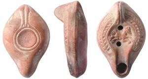 LMP-41668 - Lampe Hayes I : Cheval
terre cuite
TPQ : 300 - TAQ : 400
Lampe moulée, anse verticale pleine à un sillon, faisant avec la patère une excroissance caractéristique du type. Réservoir piriforme de profil biconvexe. Palmes ascendantes sur le bandeau . Bec allongé et disque  entourés par un bourrelet.: poulain courantà droite. Base plate limitée par un bourrelet.formant une patère avec un double bourrelet rejoignant l'anse. Porte une pointe de flèche gravée. Engobe rouge brique.