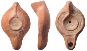 LMP-41671 - Lampe Hayes II : bandeau continu
terre cuite
TPQ : 350 - TAQ : 450
Lampe moulée, à anse pleine. Réservoir ovoïde de profil biconvexe. Bandeau plat continu décoré d'un chevron gravé, orné de cercles pointés. Fins bourrelets guillochés concentriques sur le disque, limité par un  bourrelet. Bec long non ouvert sur le disque. Base circulaire limitée par un bourrelet  rejoint par celui de l'anse. Engobe rouge orangé.