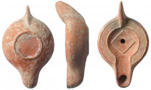 LMP-41673 - Lampe Hayes II : Losange
terre cuite
TPQ : 350 - TAQ : 600
Lampe moulée, à anse pleine. Réservoir piriforme de profil biconvexe. Un bourrelet entoure le disque et le bec. Décor de  vagues (Bussière Z 5) sur le bandeau,carré tourné à 45°, bordé par des palmes sur le disque. Base circulaire limitée par un bourrelet . Engobe rouge orangé