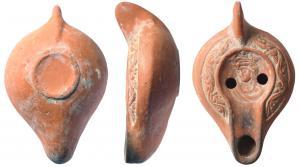 LMP-41674 - Lampe Hayes II : Buste de Mercure
terre cuite
TPQ : 350 - TAQ : 600
Lampe moulée, à anse pleine. Réservoir piriforme de profil biconvexe. Un bourrelet entoure le disque et le bec. Décor de rinceaux (Bussière Z 3) sur le bandeau, buste de Mercure à gauche sur le disque. Base circulaire limitée par un bourrelet. Engobe rouge orangé