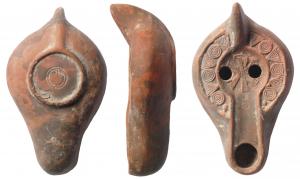 LMP-41675 - Lampe Hayes II : Chrisme
terre cuite
TPQ : 350 - TAQ : 600
Lampe moulée, à anse pleine. Réservoir piriforme de profil biconvexe, un bourrelet entoure le disque et le bec. Décor de  fleurons (Bussière E2a, D3) sur le bandeau, chrisme constantinien perlé à boucle du Rhô à droite sur le disque. Base circulaire à patère en relief contenant deux cercles concentriques en creux. Engobe marron foncé