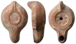 LMP-41676 - Lampe à bandeau continu et bec épaulé
terre cuite
TPQ : 300 - TAQ : 400
Lampe moulée, anse verticale pleine à un sillon. Réservoir piriforme de profil biconvexe.Etroit bandeau continu, orné de motifs pastillés (Bussière n°xxx). Bec long, épaulé, à canal  non ouvert sur le disque, bordé par un bourrelet.:Huit fleurons pastillés autour du trou d'alimentation. Base plate limitée par un bourrelet.formant une patère avec le double bourrelet qui rejoint l'anse. Un S horizontal sous le bec. Engobe rouge marron.