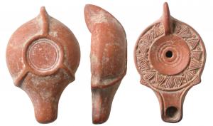 LMP-41677 - Lampe chrétienne , bandeau continu:et bec épaulé
terre cuite
TPQ : 350 - TAQ : 600
Lampe moulée, à anse pleine. Réservoir piriforme de profil biconvexe. Décor de  fleurons  tête-bèche alternés (Bussière D10) sur le bandeau plat, continu. Disque  limité par un sillon sillonné par des cercles concentriques. Bec long à canal et à bout carré, épaulé, non ouvert sur le disque. Deux excroissances au départ du bec, sur le bord du réservoir. Base circulaire limitée par un bourrelet, souligné par deux sillons intérieurs. Trois bourrelets la relient à l'anse et au départ du bec. Engobe rouge brique.