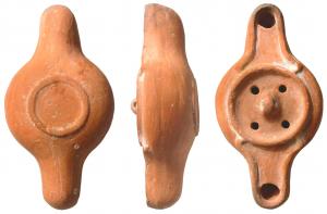 LMP-41680 - Lampe africaine à double becs opposés
terre cuite
TPQ : 300 - TAQ : 500
Lampe moulée à ance centrale percée. Réservoir circulaire de profil biconvexe. Bandeau plat, étroit,  orné de quatre tenons dégénérés au départ des becs. Disque profond, limité par un bourrelet, quatre trous d'alimentation.. Becs longs arrondis, bordé d'un bourrelet. Base plate en relief, bordée par un bourrelet.