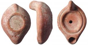 LMP-41681 - Lampe africaine à bec sans délimitation
terre cuite
TPQ : 300 - TAQ : 500
Lampe moulée, à anse verticale pleine. Réservoir ovoïde de profil biconvexe. Gros bourrelet à gouttière extérieure sur le bandeau. Disque en simple cuvette. Petit bec arrondi sans délimitation. Base plate en relief, limitée par un bourrelet. Argile peu épurée.