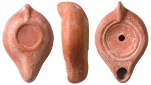 LMP-41682 - Lampe Hayes I
terre cuite
TPQ : 300 - TAQ : 500
Lampe moulée, anse verticale pleine. Réservoir ovoïde de profil biconvexe. Stries rayonnantes sur le bandeau. Disque en simple cuvettelimitée par un bourrelet souligné par deux gouttières. Petit bec arrondi à pseudo canal orné de stries en évantail. Base plate en relief, limitée par un bourrelet formant patère avec l'anse. Engobe rouge brique