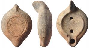 LMP-41683 - Lampe africaine à canal
terre cuite
TPQ : 300 - TAQ : 500
Lampe moulée, anse verticale pleine. Réservoir ovoïde de profil biconvexe. Bandeau penché vers l'extérieur. Disque en simple cuvette limité par un bourrelet qui entoure aussi le bec. Petit bec arrondi à canal. Base plate en léger relief, limitée par un fin bourrelet.