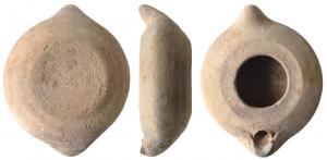 LMP-41684 - Lampe tournée fermée
terre cuite
TPQ : 400 - TAQ : 600
Tournée anse verticale en tenon conique rapportée. Réservoir circulaire de profil biconvexe. Bandeau penché vers l'extérieur. Disque en simple anneau concave autour d'un grand trou d'alimentation. Petit bec troué dans le réservoir, renforcé par un petit boudin d'argile applati. Base circulaire plate, traces en spirales de sa séparation du tour.