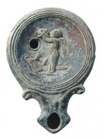 LMP-41709 - Lampe Loeschcke I : Amour s'armant, FAVSTI
terre cuite
TPQ : -20 - TAQ : 25
Lampe ronde à large bec en enclume à volutes. Médaillon orné d'un Amour se préparant à coiffer un casque; à ses pieds, bouclier rectangulaire et glaive à lame courbe (sica). Au revers, marque en creux FAVSTI.