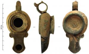 LMP-4170 - Lampe
bronze
TPQ : 100 - TAQ : 400
Lampe à réservoir circulaire, ouverture centrée, entourée de moulures ; anse en forme d'anneau à poucier rapportée à l'arrière ; bec allongé, encadré au contact du réservoir de deux ergots.