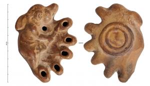 LMP-41716 - Lampe alexandrine à 5 becs : Génie
terre cuite
TPQ : 100 - TAQ : 200
Lampe plastique à 5 becs. Personnage ailé (Génie ?) allumant la première mèche.