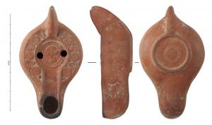 LMP-41729 - Lampe Hayes II : Buste féminin
terre cuite
TPQ : 420 - TAQ : 550
Lampe moulée à anse verticale pleine. Bec long à canal. Alternance de fleurons (Bussière 2007 D3 & F9) sur le bandeau. Buste de femme à gauche dans un cercle finement palmé  sur le disque. Base circulaire à patère contenant deux cercles gravés concentriques.