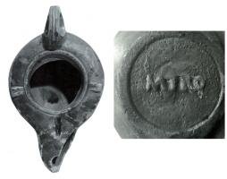 LMP-41746 - Lampe de firme : MYRO
terre cuite
TPQ : 75 - TAQ : 200
Lampe moulée, ansée ou non: le réservoir circulaire est de profil biconvexe asymétrique; bandeau penché vers l'extérieur portant deux tenons rectangulaires non percés, sur l'axe horizontal. Disque en cuvette profonde bordée par un bourrelet continu. Bec long au petit canal non communiquant avec le disque, chanfeiné sur les côtés. Base circulaire plate en creux limitée par deux anneaux concentriques enfermant l'estampille moulée MYRO en relief. Engobe rouge brique peu adhérent.