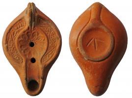 LMP-41780 - Lampe Hayes I : Fleur
terre cuite
TPQ : 250 - TAQ : 350
Lampe moulée, anse verticale pleine à un sillon sur la tranche.. Réservoir piriforme de profil biconvexe, palme ascendantes sur le bandeau. Grand disque et  bec moyen entourés par un bourrelet. Fleur à 8 pétales rayonnants sur le disque. Base plate limitée par un bourrelet, avec parfois au centre un signe incisé en forme de flèche. Engobe rouge orangé.