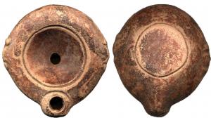 LMP-41789 - Lampe à bec rond appuyé sur le disque
terre cuite
TPQ : 40 - TAQ : 80
Lampe moulée, sans anse. Réservoir circulaire à profil biconvexe. Bandeau penché vers l'extérieur au décor d'oves doubles, disque en cuvette limitée par trois sillons concentriques. Bec arrondi en léger trapèze s'appuyant sur le bord du disque. Base circulaire plate en léger relief limitée par un sillon. Engobe rouge brique sur toute la lampe.