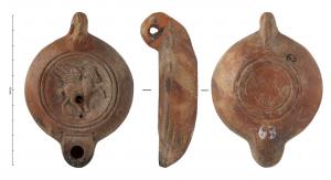 LMP-41795 - Lampe à bec rond limité par un trait : Pégase
terre cuite
TPQ : 100 - TAQ : 200
Lampe moulée, anse verticale percée à deux sillons sur la tranche. Réservoir circulaire à profil biconvexe. Bandeau penché vers l'extérieur, disque en cuvette limitée par trois sillons concentriques. Décor : Pégase, à droite. Bec arrondi limité par un trait droit ponctué aux extrémités. Base circulaire plate en léger relief limitée par un anneau plat.  Engobe brun orangé  sur toute la lampe.