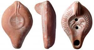 LMP-41800 - Lampe Hayes I : Lion
terre cuite
TPQ : 300 - TAQ : 400
Moulée, anse verticale pleine à un sillon, faisant avec la patère une excroissance caractéristique du type. Réservoir piriforme de profil biconvexe. Palmes descendantes sur le bandeau . Bec allongé et disque  entourés par un bourrelet.: lion courant à droite. Base plate limitée par un bourrelet.formant une patère avec un double bourrelet rejoignant l'anse. Porte une croix gravée. Engobe rouge brique.