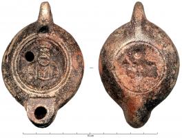 LMP-41803 - Lampe à bec rond limité par un trait : Buste d'acteur de théâtre
terre cuite
TPQ : 80 - TAQ : 140
Lampe moulée, anse verticale percée à deux sillons sur la tranche. Réservoir circulaire à profil biconvexe. Bandeau penché vers l'extérieur, disque en cuvette limitée par deux sillons concentriques; décor : buste d'acteur avec masque de théâtre. Trou d'évent. Bec arrondi limité par un trait droit. Base circulaire plate en léger relief limitée par un sillon. Estampée en creux, illisible, placée entre deux petits cercles oculés.  Engobe brun sur toute la lampe.