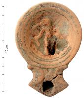 LMP-41856 - Lampe Loeschcke I : Amour
terre cuite
TPQ : 1 - TAQ : 100
Lampe moulée, sans anse, large bec à volutes et grand médaillon rond décoré d'un Amour debout, tenant un alabastre (?) dans la main gauche et une couronne ou un coquillage dans la main droite; présence d'un trou d'évent sur le bec.