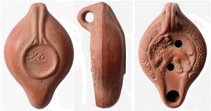 LMP-41860 - Lampe Hayes I : lion
terre cuite
TPQ : 320 - TAQ : 420
Moulée, anse verticale percée à un sillon. Réservoir piriforme de profil biconvexe. Rinceaux en relief sur le bandeau encadrés par un sillon. Bec et disque entourés par un bourrelet.: lion à gauche tournant la tête à droite  sur le disque. Base concave limitée par un bourrelet  formant une patère avec le double bourrelet rejoignant l'anse. Porte la marque EXO gravée avant cuisson. Engobe rouge brique brillant.