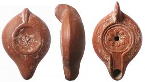 LMP-41867 - Lampe à canal
terre cuite
TPQ : 275 - TAQ : 325
Anse verticale pleine à trois rainures au départ et une à l’arrière. Réservoir circulaire au profil biconvexe. Bandeau plat décoré de rinceaux. Disque en cuvette peu profonde, limité par une gouttière et un fin bourrelet. Trou de remplissage entouré de huit oves. Bec moyen, à canal fermé entouré par un bourrelet qui cerne aussi le disque. Traces de combustion. Base limitée par un bourrelet renfermant un chrisme en relief. Engobe marron rouge.