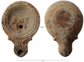 LMP-41868 - Lampe Loeschcke IV : crabe
terre cuite
TPQ : 50 - TAQ : 150
Lampe moulée sans anse. Réservoir circulaire de profil convexe. Bandeau plat et étroit.  Disque circulaire limité par trois sillons concentriques. Décor : crabe pattes écartées, les pinces entourant le trou de remplissage. Bec long arrondi, à volutes doubles se poursuivant sous le bec. Base circulaire plate limitée par un sillon.  Restes d'engobe rouge brique.