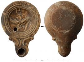 LMP-41869 - Lampe Loeschcke IV : corbeau, caducée, P
terre cuite
TPQ : 50 - TAQ : 150
Lampe moulée sans anse. Réservoir circulaire de profil convexe. Bandeau plat et étroit.  Disque circulaire limité par trois sillons concentriques. Décor : corbeau à droite, mangeant un ver au sol; derrière, caducée ailé. Bec long arrondi, à volutes doubles se poursuivant sous le bec. Base circulaire plate limitée par un sillon. Restes d'engobe rouge brique.