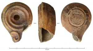 LMP-41871 - Lampe votive : S ou T
terre cuite
TPQ : 50 - TAQ : 150
Lampe moulée, en argile rouge orangée, engobe brun foncé. Epaule ornée d'un guillochis continu, limté par les volutes qui encadrent le bec. Sous le fond cerné d'un trait, S incisé, ou T peu lisible.