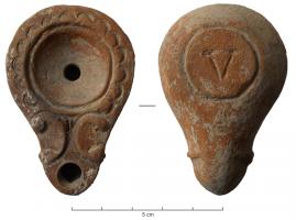 LMP-41872 - Lampe votive : Loeschcke IV : V
terre cuite
TPQ : 50 - TAQ : 150
Lampe moulée, en argile rouge orangée, sans engobe. Disque profond et lisse; épaule ornée d'une frise d'arcs de cercles évoquant des oves, et limtée par les volutes qui encadrent le bec. Au revers, marque estampée V (sommets pointés)