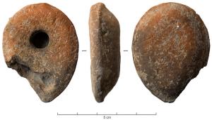 LMP-41874 - Lampe votive
terre cuite
TPQ : 50 - TAQ : 150
Lampe moulée en argile brune à noire, légèrement micacée, sans engobe; trou de remplissage centré, forme générale en amande, sans anse ni décor; profil tronconique, la lampe formant un ensemble relativement aplati, avec une face supérieure souvent débordante.