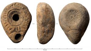 LMP-41875 - Lampe votiveterre cuiteTPQ : 150 - TAQ : 275Lampe moulée, piriforme, sans anse; trou de remplissage centré, épaule ornée d'une couronne de côtes rayonnantes. Cec entouré d'un filet, parfois en forme de cour. La base repose sur un fond annulaire légèrement creusé, avec ornement moulé (couronne d'impressions avec ou non un cercle central) ou incisé (couronne de traits transversaux).