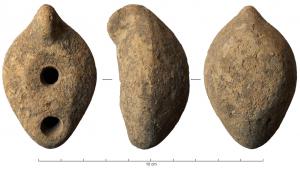 LMP-41876 - Lampe votive
terre cuite
TPQ : 50 - TAQ : 150
Lampe moulée, à trou de remplissage centré, sans décor mais avec une anse verticale pincée; le fond est mal individualisé et souvent arrondi; le petit module (c. 50mm) est de forme ovale, le plus grand piriforme.