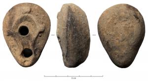 LMP-41877 - Lampe votive
terre cuite
TPQ : 75 - TAQ : 150
Lampe moulée en forme d'amande, trou de remplissage centré entouré d'un canal le reliant au trou de mèche; autour de ce cordon, restes de trois tenons disposés comme sur les Firmalampen. Fond moulé annulaire, en léger retrait., ou lisse voire arrondi, selon les exemplaires.