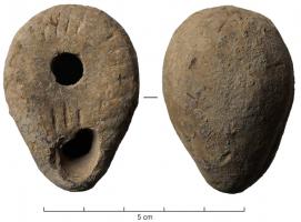 LMP-41878 - Lampe votive
terre cuite
TPQ : 50 - TAQ : 150
Lampe moulée (argile brune, non éngobée), en forme d'amande, sans anse; trou de remplissage centré, mais sans dépession autour ; restes d'un décor rayonnant, évoqué par des incisions. La base est arrondie, non délimitée. Travail très fruste.