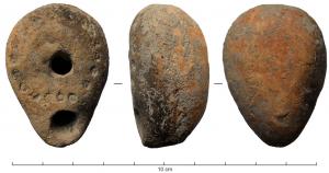 LMP-41879 - Lampe votive
terre cuite
TPQ : 50 - TAQ : 150
Lampe moulée (argile beige, non engobée), en forme d'amande, sans anse; trou de remplissage centré, mais sans dépession autour ; décor composé de petits cercles impressionnés, en couronne irrégulière autour du trou de remplissage.. La base est arrondie, non délimitée. Travail très fruste.