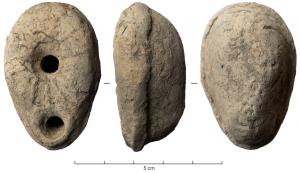 LMP-41880 - Lampe votive
terre cuite
TPQ : 50 - TAQ : 150
Lampe moulée (argile beige, non engobée), en forme d'amande, sans anse; trou de remplissage centré, mais sans dépession autour ; décor moulé composé de bâtonnets en relief et en couronne autour du trou de remplissage.. La base est arrondie, non délimitée. Travail très fruste.