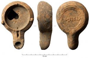 LMP-41881 - Lampe de firme : CERINTHI
terre cuite
TPQ : 50 - TAQ : 100
Moulée sans anse. Réservoir circulaire de profil biconvexe asymétrique. Bandeau penché vers l'extérieur porte deux tenons rectangulaires non percés, sur l'axe horizontal.  Disque en cuvette profonde bordée par un bourrelet interrompu au niveau du bec, par un canal en U percé d'un trou d'évent. Bec long  dont le canal s'arrête au méplat.  Base circulaire plate en creux limitée par deux anneaux concentriques enfermant la marque CERINTHI en relief. Engobe rouge brique.