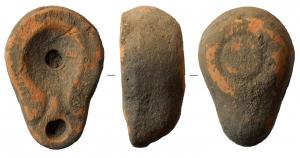 LMP-41901 - Lampe votive
terre cuite
TPQ : 50 - TAQ : 150
Lampe moulée en pâte sableuse orangée, engobe orangé très peu adhérent;  sans anse; épaule horizontale, trou de remplisasge centré dans une dépression cernée par un canal relié au trou de mèche; fond circulaire délimité par un cercle.