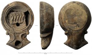 LMP-41904 - Lampe Loeschcke I : dauphins
terre cuite
TPQ : 70 - TAQ : 120
Lampe moulée, avec large bec à volutes et grand médaillon rond décoré d'un masque de théâtre comique : visage féminin à droite; présence d'un trou d'évent sur le bec.