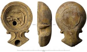 LMP-41905 - Lampe Loeschcke I : chien, arbre
terre cuite
TPQ : 70 - TAQ : 120
Lampe moulée, avec large bec à volutes et grand médaillon concave; décor : chien bondissant à gauche, arbre; trou d'évent sur le bec.