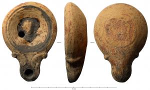 LMP-41907 - Lampe Loeschcke IV : Buste de Mercure
terre cuite
TPQ : 50 - TAQ : 150
Lampe moulée, sans anse. Réservoir circulaire de profil convexe. Bandeau étroit et lisse, penché vers l'extérieur. Disque en cuvette limitée par un cercle en creux. Décor : buste de Mercure de face, le caducée dépassant à droite,  derrière son épaule gauche. Bec long arrondi, flanqué de deux volutes doubles se poursuivant sous le bec. Base plate limitée par un sillon, sans estampille. Engobe brun-rouge sur toute la lampe.